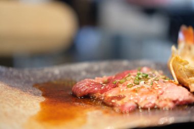 Yakiniku, Sukiyaki ve Shabu 'ya az pişmiş biftek.