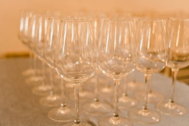 Restoranda kullanılmaya hazır boş bardaklar.