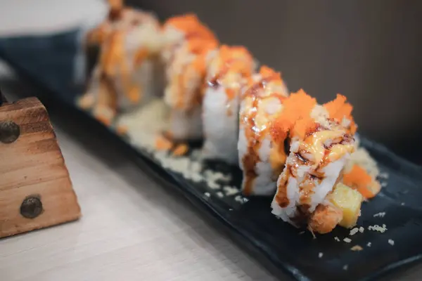 Rząd Sushi Toczą Się Czarnej Tacy — Zdjęcie stockowe