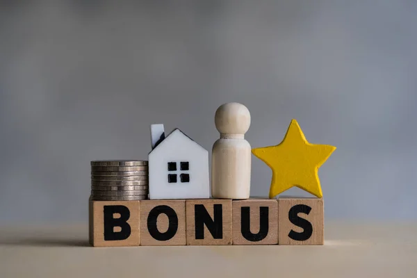 İçinde para, model insan, yıldız ve ev olan BONUS harfleri. İşteki motivasyon kavramı. İkramiye, işteki motivasyondur. İkramiyeler, ödüller ve tercihler konsepti.