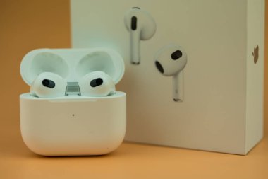 Bangkok, Tayland - 19 Kasım 2022: Yeni Apple Bilgisayar Hava Modüllerinin yanındaki Şarj Davası 3 Bluetooth kulaklıklı Etkin Ses İptali