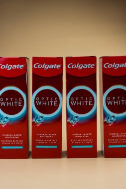 Samut Prakan, Tayland - 19 Kasım 2022: Kırmızı Colgate optik beyaz paket. Kapat.