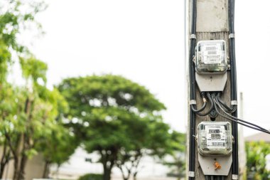 Samut Prakan, Tayland - 21 Kasım 2022: Tayland elektrik motorları Tayland Büyükşehir Elektrik İdaresi 'nden evin önündeki direğe bağlı. Taksimetre elektrik faturasını ölçüyor..