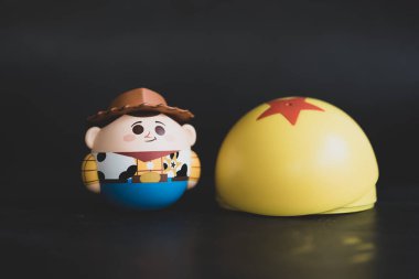 Samut Prakan, Tayland - 21 Kasım 2022: Miniso Tayland 'dan oyuncak koleksiyonu modeli, Woody' nin yuvarlanan top konsepti.