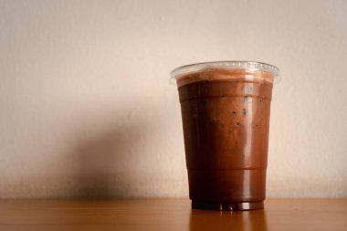 Küresel veri bağlantısına ve hayatınız için yenilikçi teknolojilerimize sahip olan adam ikon dünyasını tutuyor. Bulut teknolojisi ve veri depolama ile bilgiye erişim. Adam sanal ekran kullanıyor