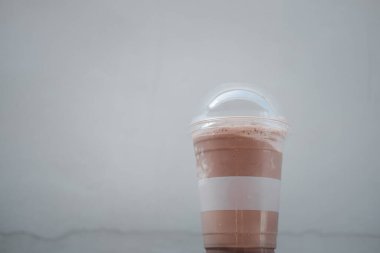 Plastik bardakta buzlu Mocha kahvesi. Kapatın.