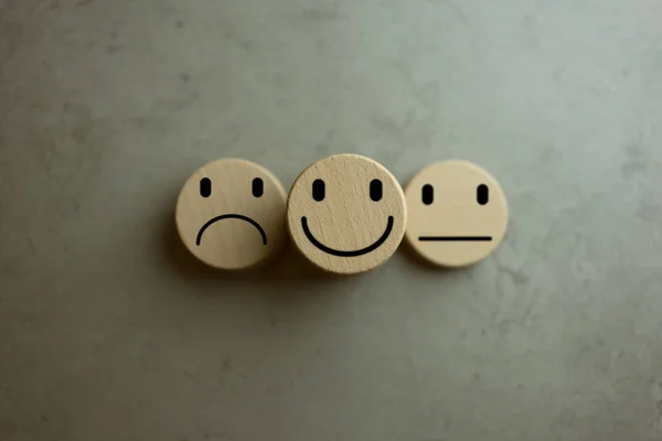 Счастливый Депрессивный Грустный Символ Деревянных Блоках Оценка Качества Обслуживания Удовлетворенность — стоковое фото
