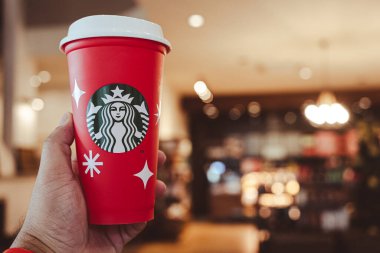 Bangkok, Tayland - 22 Kasım 2022: 2022 Noel 'inde özel olarak tasarlanmış cam. Starbucks Ödülleri üyelerine özel Starbucks içecekleri 1600 gramdan fazla aldıklarında.