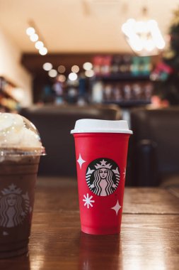 Bangkok, Tayland - 22 Kasım 2022: 2022 Noel 'inde özel olarak tasarlanmış cam. Starbucks Ödülleri üyelerine özel Starbucks içecekleri 1600 gramdan fazla aldıklarında.