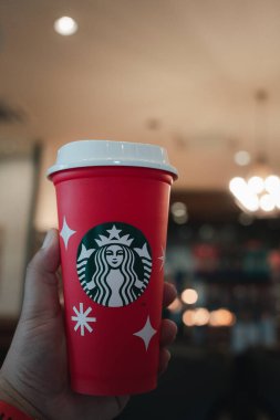 Bangkok, Tayland - 22 Kasım 2022: Üyeler 16 ons üzerinde herhangi bir Starbucks içeceği aldıklarında ücretsiz olarak özel olarak tasarlanmış bir bardakta servis edilir..