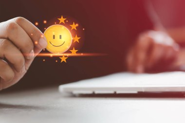 Küresel veri bağlantısına ve hayatınız için yenilikçi teknolojilerimize sahip olan adam ikon dünyasını tutuyor. Bulut teknolojisi ve veri depolama ile bilgiye erişim. Adam sanal ekran kullanıyor