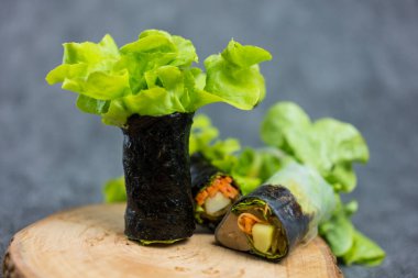 Deniz yosunlu salata rulosu. Kilo vermek için temiz yemek ve salata.