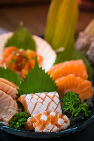 日本の有名なメニューは鮭の刺身です 選択的焦点 — ストック写真