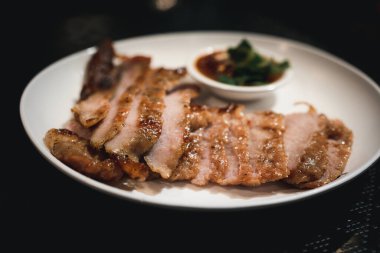 Baharatlı soslu kızarmış domuz Tayland usulü. Tayland yemeği.