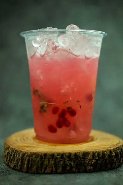 Glas Mit Einem Gekühlten Rosa Getränk Nahaufnahme — Stockfoto