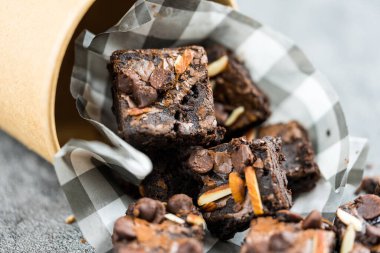 Çikolatalı kek, çikolatalı cips ve badem. Kapat.