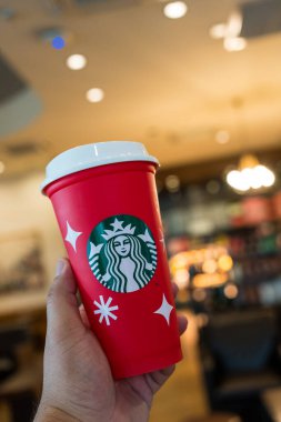 Bangkok, Tayland - 28 Kasım 2022: Starbucks Ödülleri Üyeleri için Noele Dönülebilir CUP Özel Starbucks 16 ons 'un üzerinde herhangi bir Starbucks içeceği alırken ücretsiz olarak