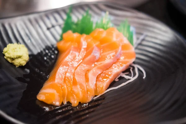 わさびとサーモンの刺身 有名な日本料理 — ストック写真