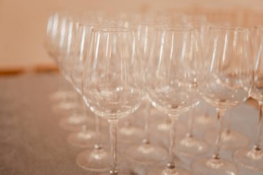 Kullanıma hazır boş şarap kadehleri stoku. Kapat.