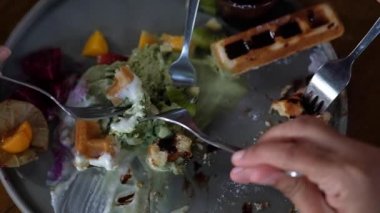 Yavaş çekimde birçok arkadaş ballı tost yiyor, kafede tatlı fırın yiyor.