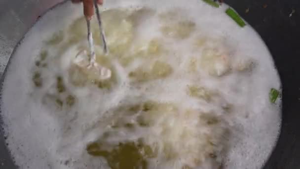 Pisang Diiris Menjadi Potongan Potongan Dan Kemudian Digoreng Dengan Minyak — Stok Video
