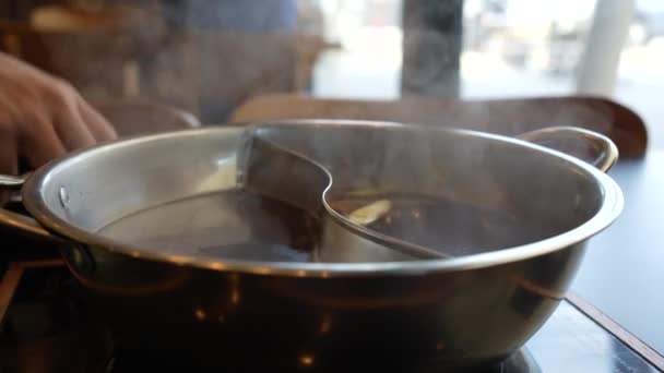 Půl Hrnce Půl Polévky Vařené Hrnci Sukiyaki Připravené Jídlu Shabu — Stock video