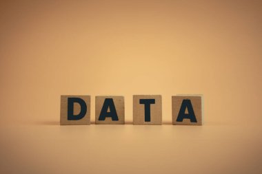 Tahta küplere yazılmış DATA kelimesi. Veri, gelecekte analiz için organizasyonda önemlidir