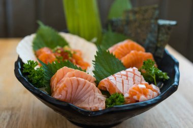 Taze dilimlenmiş somon balığı ya da somon balıklı sashimi ya da somon yumurtası masada, Japon yemeği. Kapat.