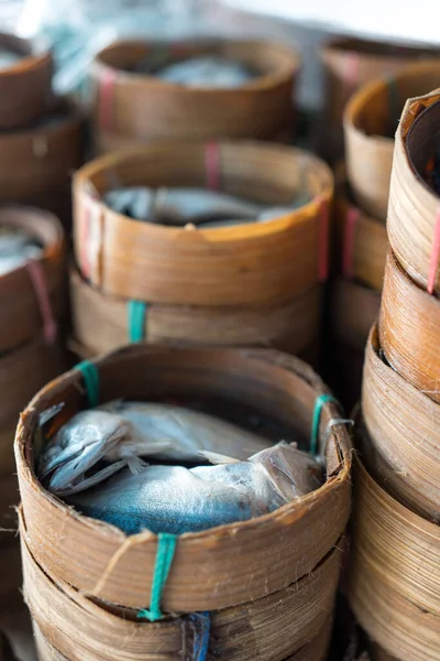 Uskumru Marketteki Müşteriler Için Bambu Tepside Buğulandı Taylandlılar Balığa Plato — Stok fotoğraf