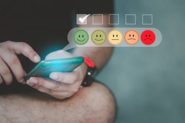 Müşteri çevrimiçi memnuniyet anketleri için en iyi notu gözden geçirmek için akıllı telefonu kullanıyor. Cep telefonundan olumlu geri bildirim. Pozitif eleştiri. Müşteri memnuniyeti anketleri