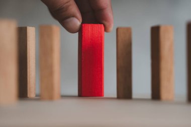 İş optimizasyonu, anahtar çalışanların yerine sadık olanları koymak. İnsan, birçok doğal tahta bloktan birini seçer. Birçok aday arasından birini seçmek. Bir insanı seçme konsepti