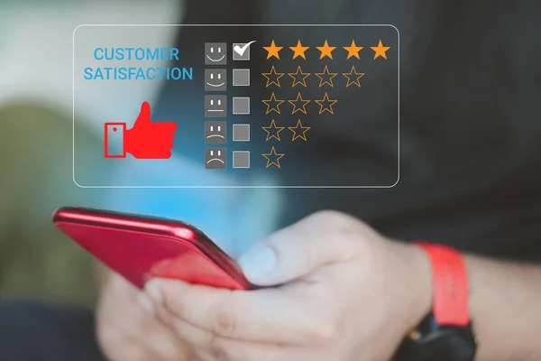 Concetto Customer Experience Felice Cliente Utilizzando Smartphone Rivedere Dare Rating — Foto Stock