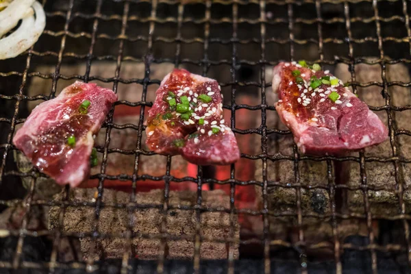 Nyers Marhahús Szelet Faszén Tűzhelyen Japán Stílusban Yakiniku — Stock Fotó