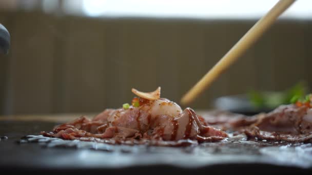 Verwenden Sie Essstäbchen Essen Wagyu Hoba Yaki Rindfleisch Auf Getrocknetem — Stockvideo