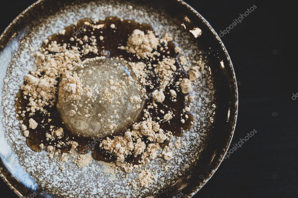 Mochi japonés transparente con salsa dulce, azúcar morena, tomado de la