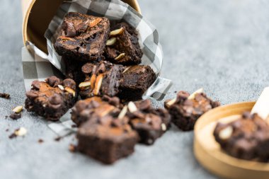Lezzetli çikolata parçaları ve bademli brownie, seçici odaklanma.