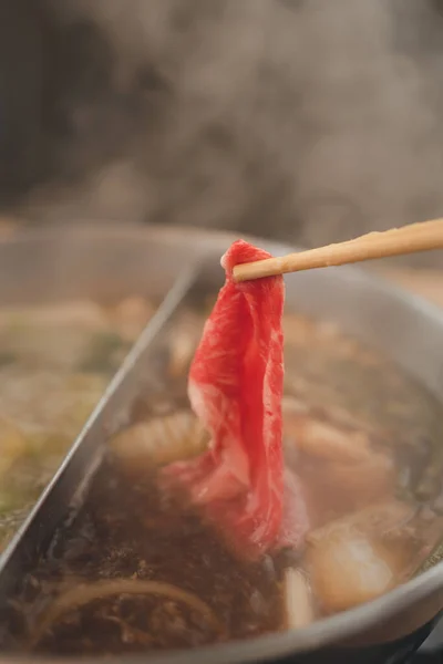 Usando Palillos Para Llevar Carne Fresca Olla Sukiyaki Shabu Shabu — Foto de Stock