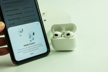 Bangkok, Tayland - 10 Aralık 2022: iPhone 11 ile Bağlantı 3, iPhone ekranında gösteriliyor. Kapat.