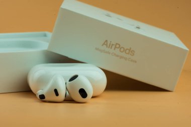 Bangkok, Tayland - 10 Aralık 2022: Çantalı ve açık ambalajlı Apple Airpod 3.