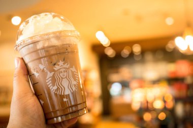 Bangkok, Tayland - 10 Aralık 2022: bir bardak Starbucks kahvesi buzlu mocha. Starbucks, 61 ülkede 20.000 'den fazla mağazası olan dünyanın en büyük kahve dükkânı..