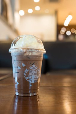 Bangkok, Tayland - 10 Aralık 2022 Starbucks Krem şantili Mocha, Noel tatilinde tasarlandı. Starbucks dünyanın en büyük kahve şirketi..