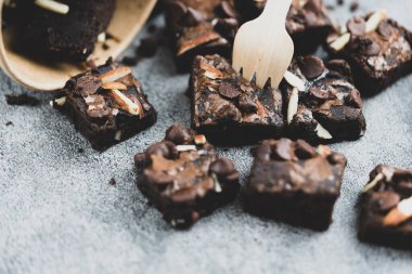 Çikolatalı brownie, fırında yumurta, tereyağı, un ve kakao tozundan yapılmış ve üzerinde çikolata parçacıkları ve badem dilimleri olan keklerdir.