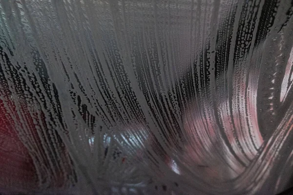 Otomatik oto yıkamadan yıkanan bir arabanın yakın çekimi.