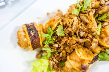 Sarımsaklı kızarmış kalamar. Tayland usulü deniz ürünleri aperatifi