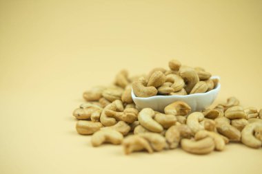 Fıstık ezmesi beyaz kasede fotokopi alanı ile birlikte. Kapat.