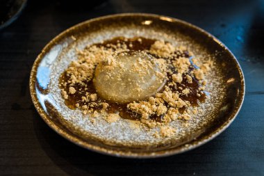 Su keki kapat (tatlı mizu shingen mochi veya Yamanashi Mochi). Japon usulü tatlı Japoncada kalorisiz popüler bir tatlıdır..