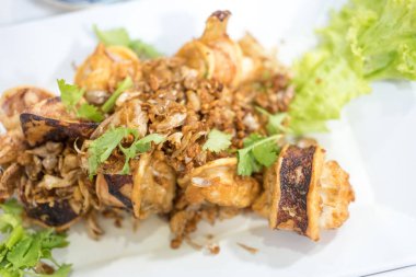 Sarımsaklı kızarmış kalamar. Tayland usulü deniz ürünleri aperatifi