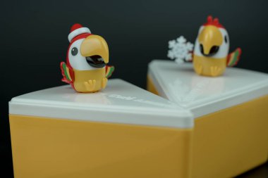 Bangkok, Tayland - 13 Aralık 2022: üzerinde beyaz kapak logosu olan sarı bir kutu ve Kafe Amazon 'dan şirin bir kuş maskotu. Amazon Kafe 'de iki içki ısmarlayan müşteriye hediyelik eşya veriyorlar..