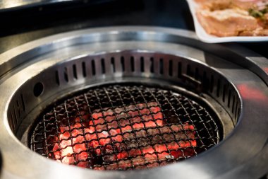 Sıcak kömürü olan Yakiniku sobası. Japon usulü ızgara. Kapat.