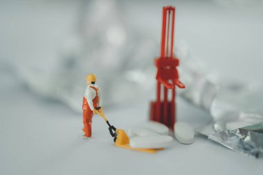 Minyatür insanlar: İşçiler uyuşturucunun taşınmasına veya yönetilmesine yardım ederler. Sağlık kontrolü kavramı için resim kullanımı.